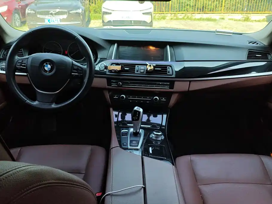 BMW 5 Series 2017 — фото 12