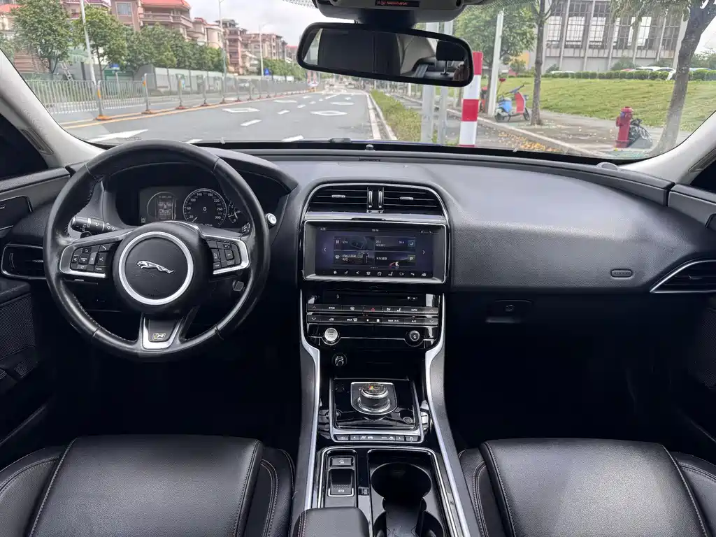 Jaguar XEL 2018 — фото 14