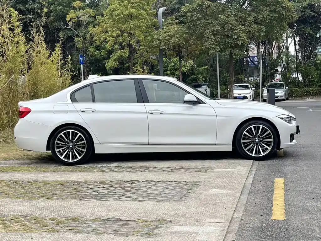 BMW 3 Series 2019 — фото 20