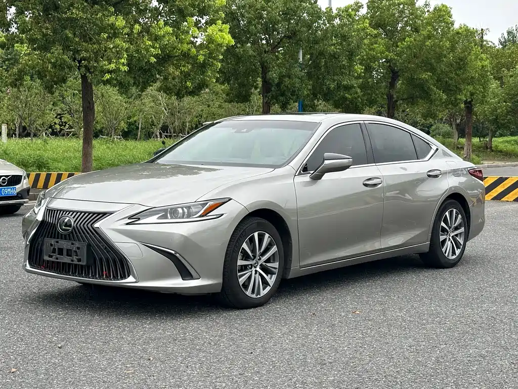Lexus ES 2020 — фото 1