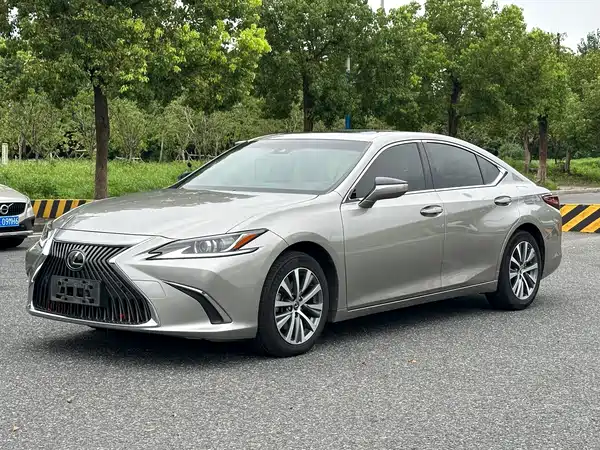 Lexus ES 2020