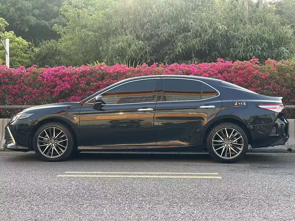 Toyota Camry 2023 — фото 12