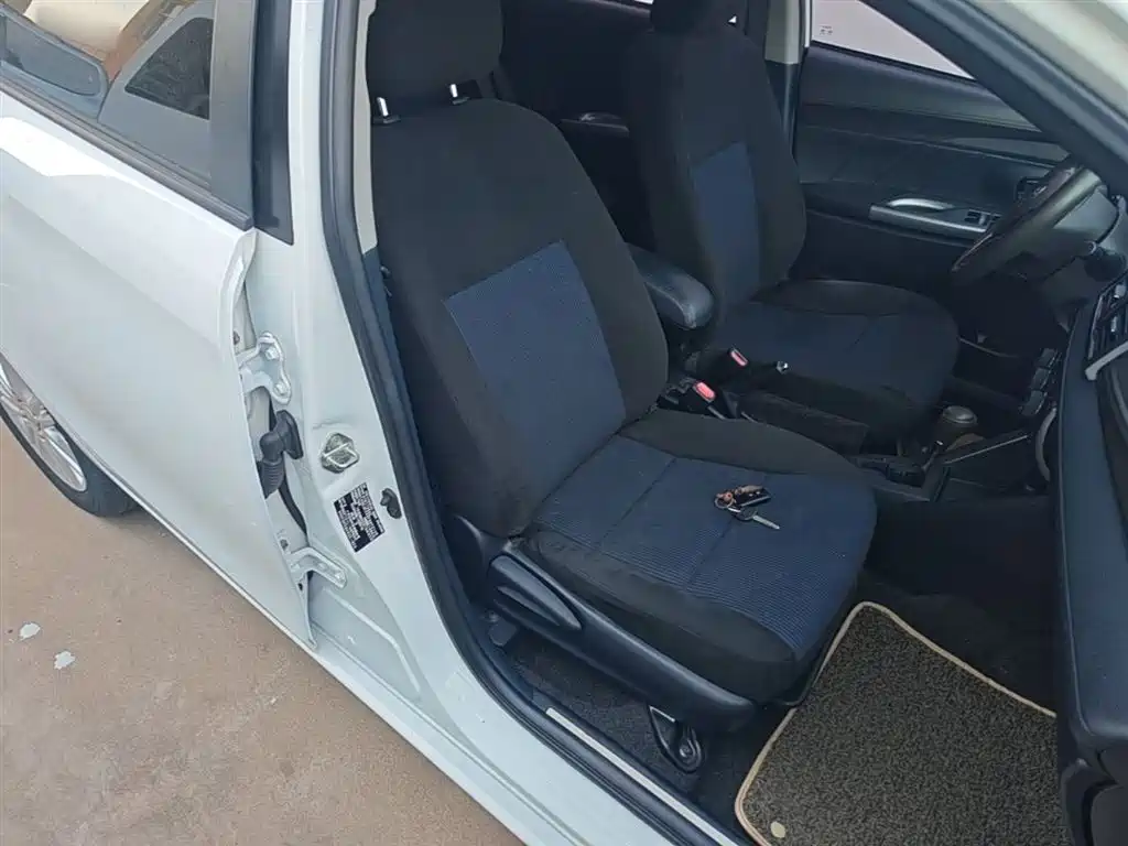 Toyota Yaris L 2015 — фото 25