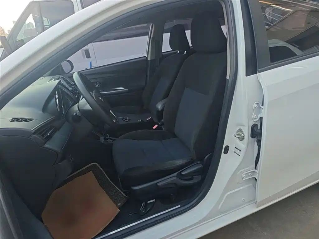 Toyota Yaris L 2015 — фото 15