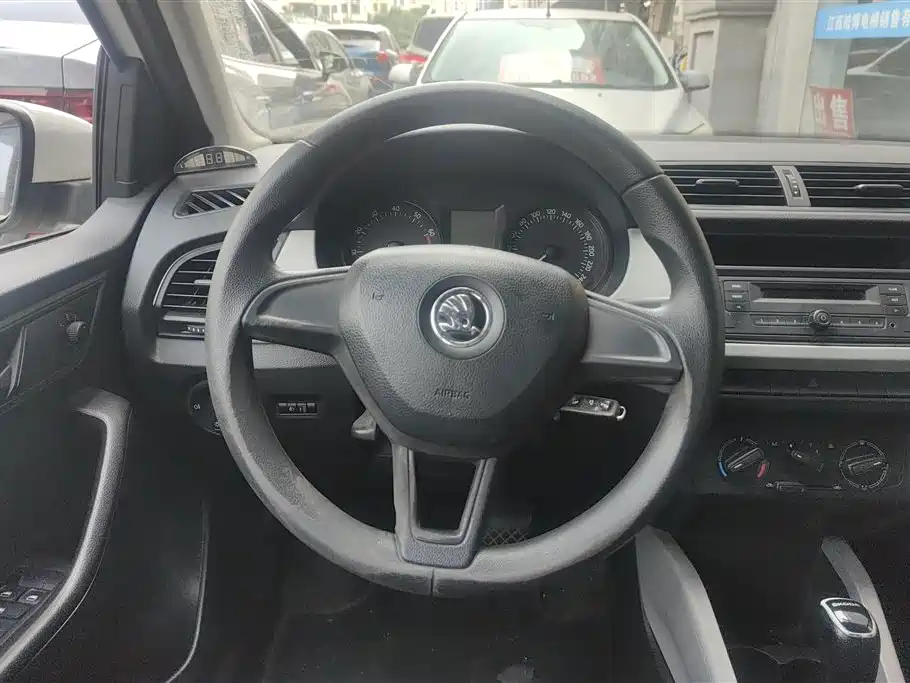 Skoda Fabia 2015 — фото 15