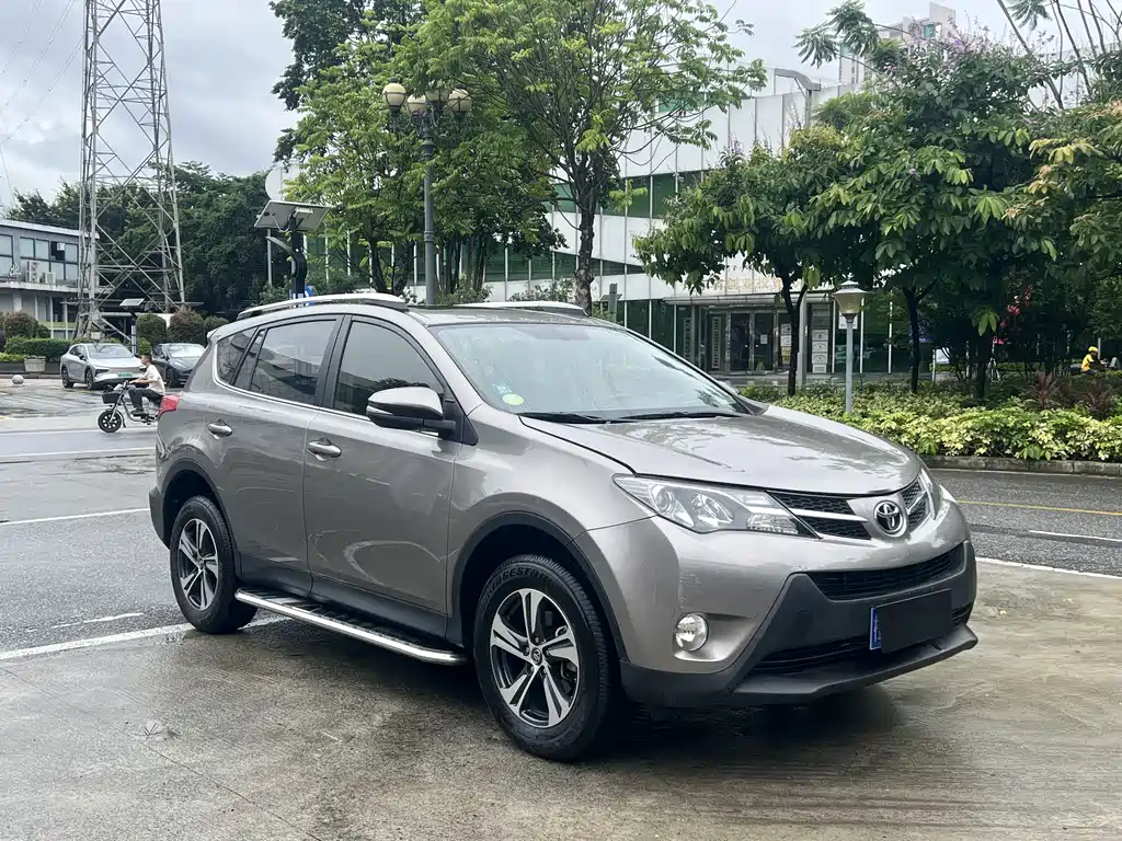 Toyota RAV4 2015 — фото 2