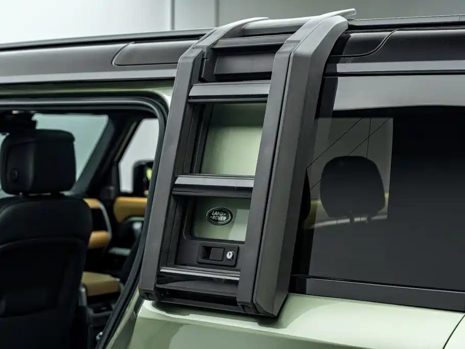 Land Rover Defender 2023 — фото 36