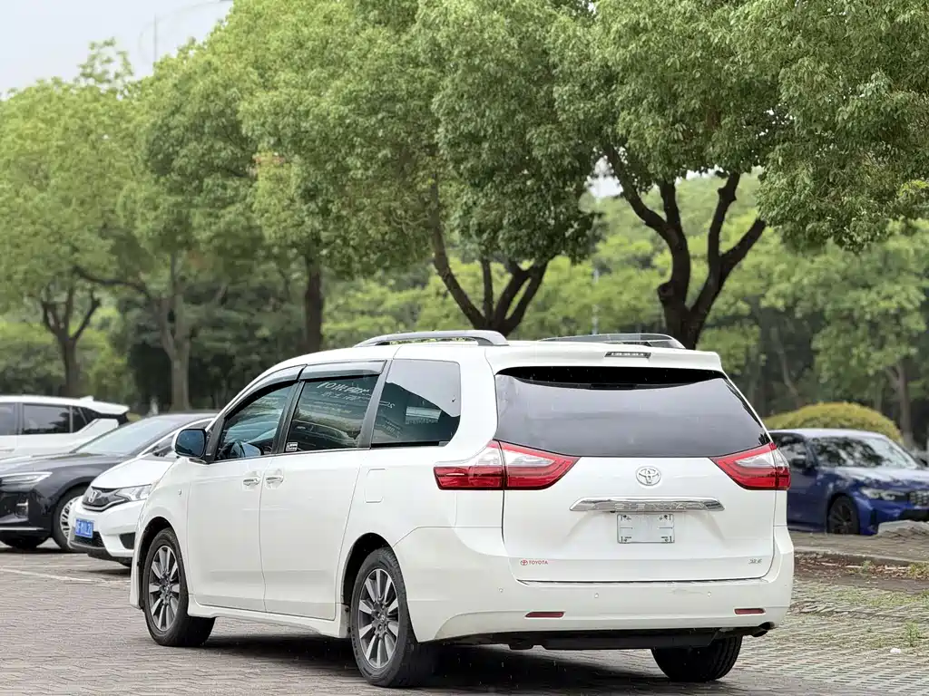 Toyota Sienna 2019 — фото 3