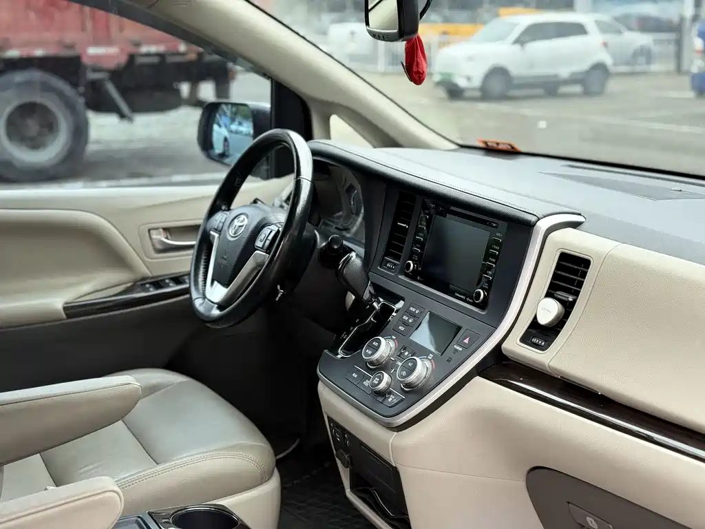 Toyota Sienna 2019 — фото 11
