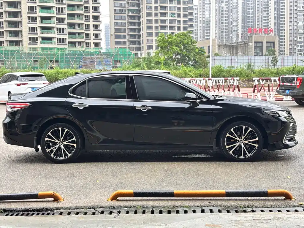 Toyota Camry 2023 — фото 8