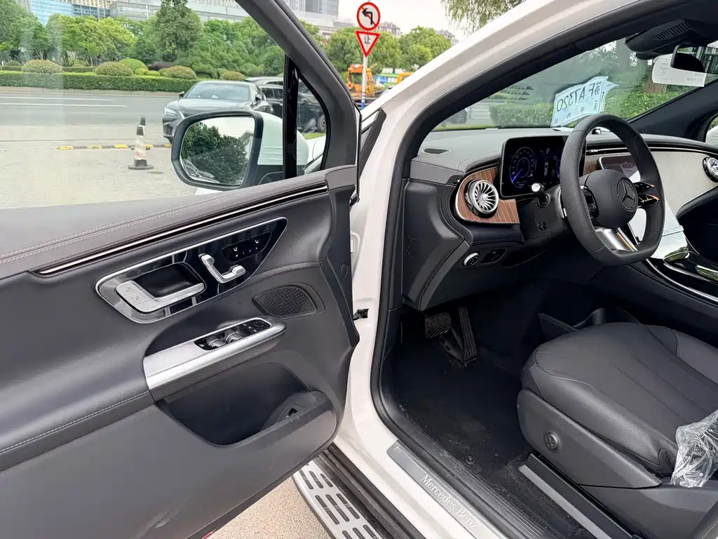 Mercedes-Benz EQE SUV 2025