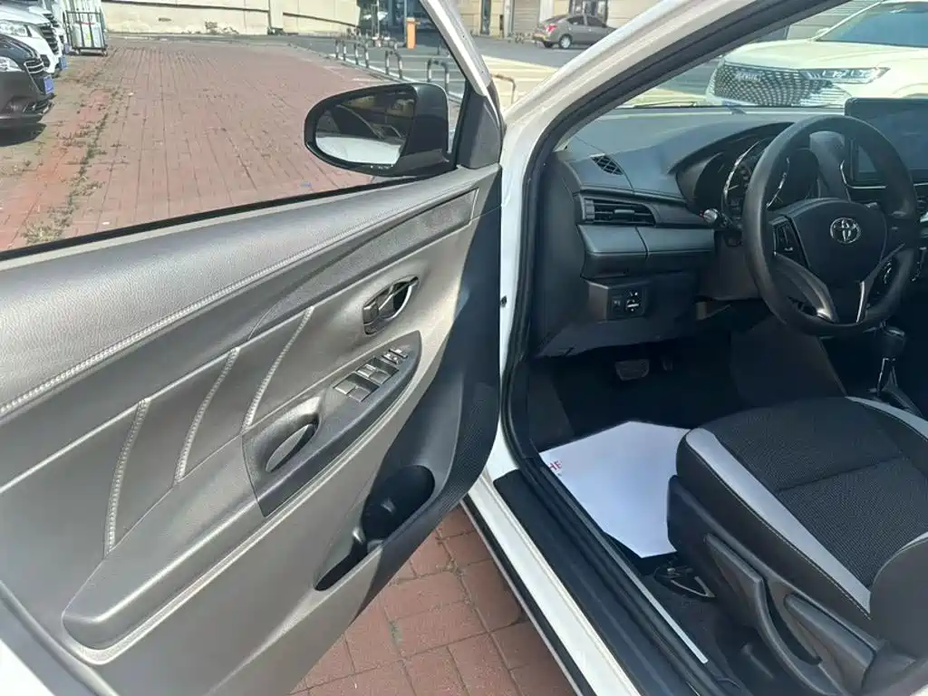 Toyota Yaris L 2022 — фото 13