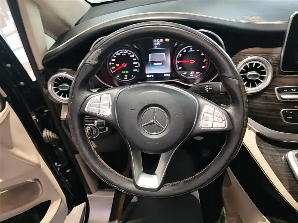 Mercedes-Benz V-Class 2020 — фото 11