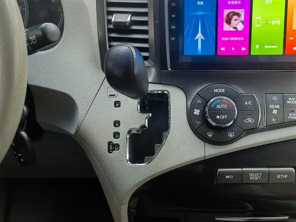Toyota Sienna 2014 — фото 10