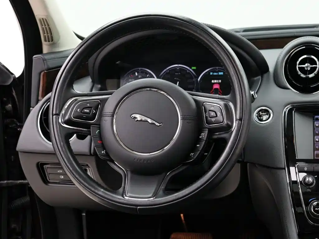 Jaguar XJ 2014 — фото 17
