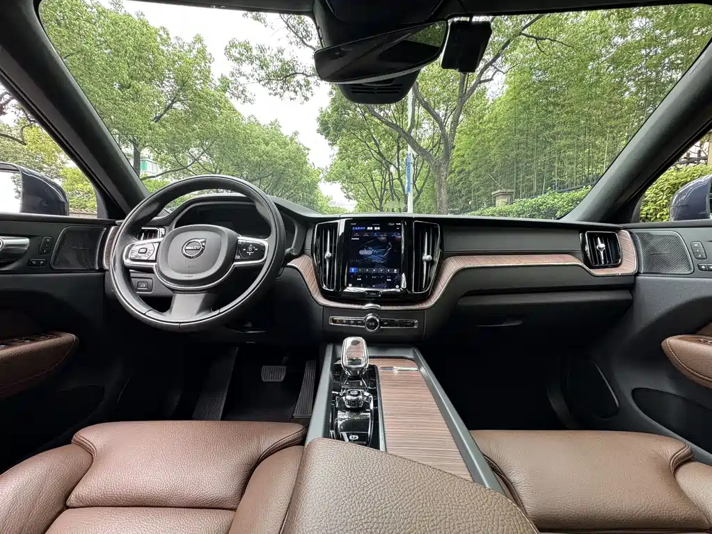 Volvo XC60 2022 — фото 14