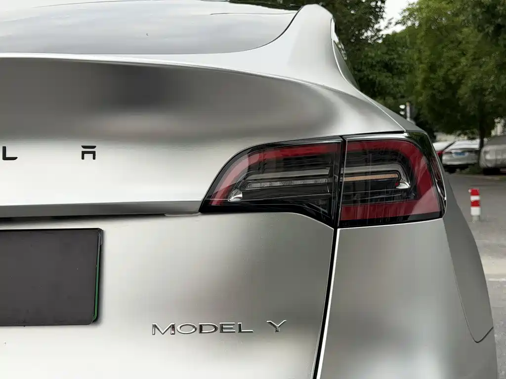 Tesla Model Y 2025 — фото 12
