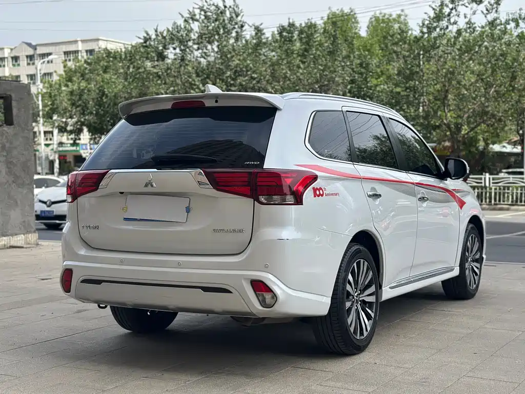 Mitsubishi Outlander 2022 — фото 12