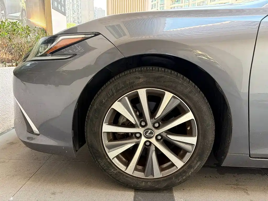 Lexus ES 2020 — фото 11
