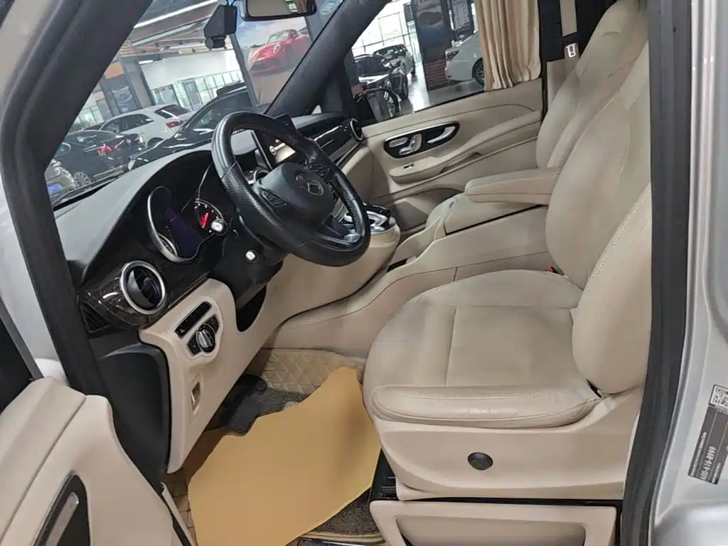 Mercedes-Benz V-Class 2017 — фото 15