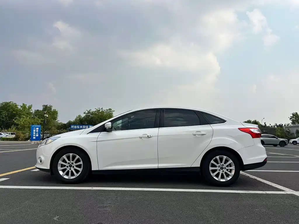 Ford Focus 2014 — фото 18
