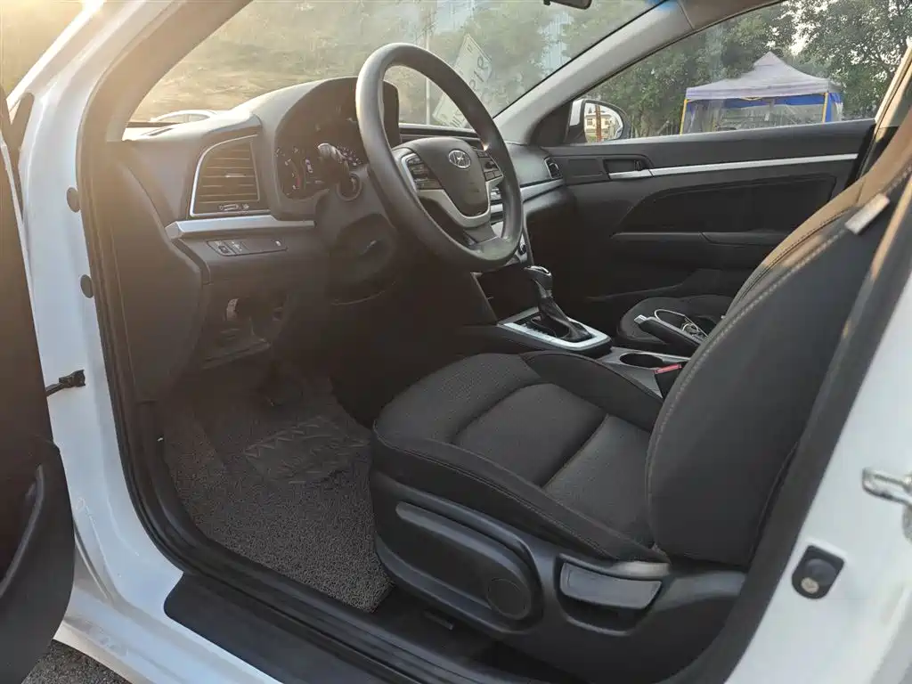 Hyundai Elantra 2019 — фото 13