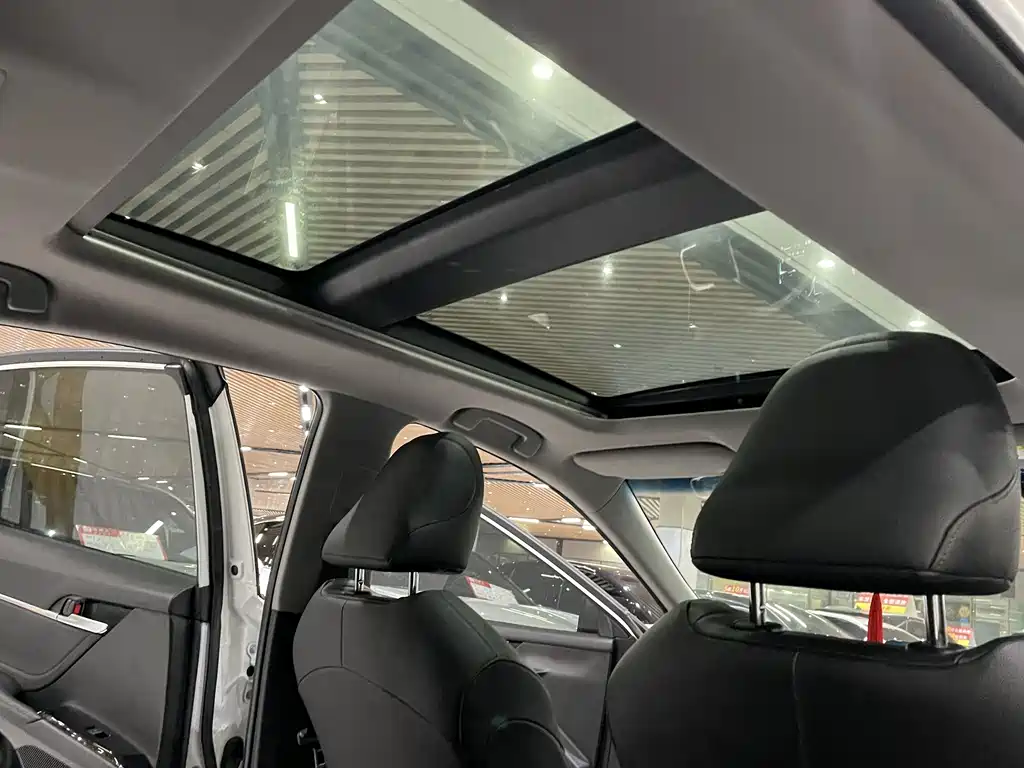 Toyota Camry 2023 — фото 13