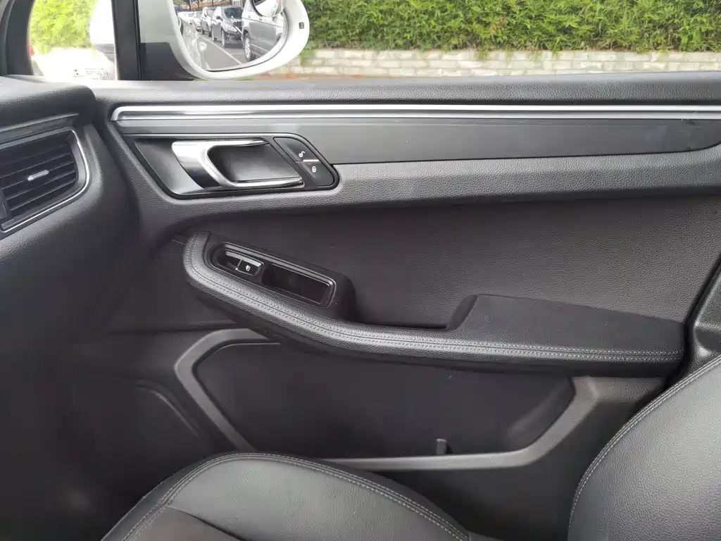 Porsche Macan 2018 — фото 17