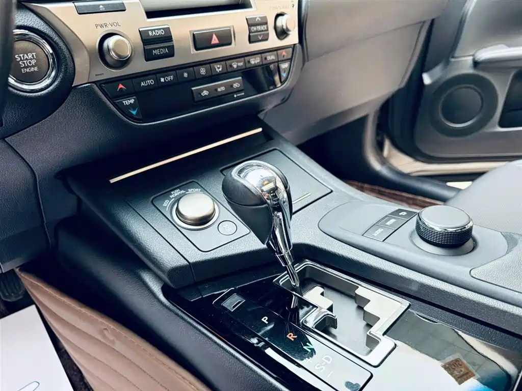 Lexus ES 2015 — фото 12