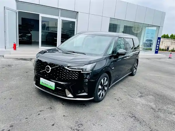 Volvo EM90 2024