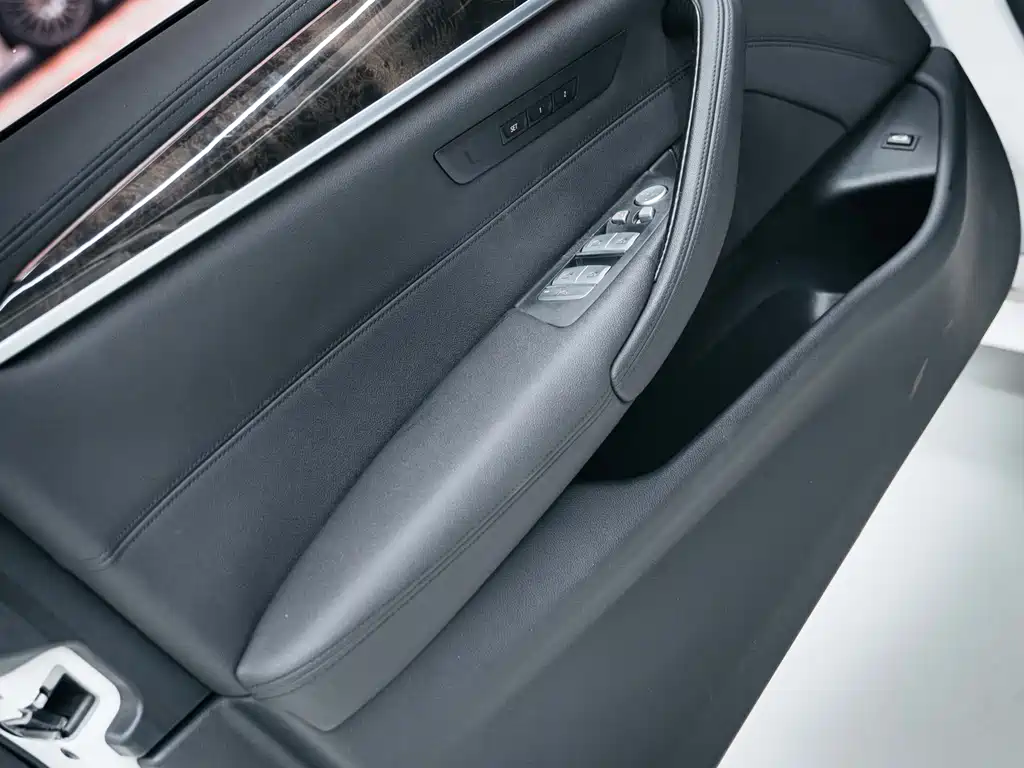 BMW 5 Series 2018 — фото 15