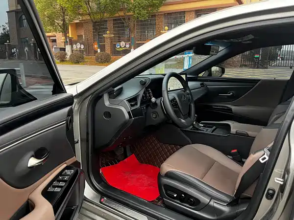 Lexus ES 2022
