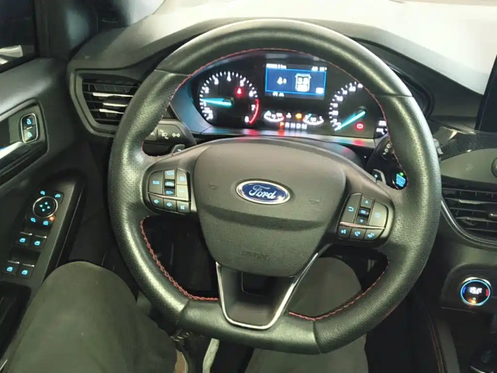 Ford Focus 2019 — фото 11