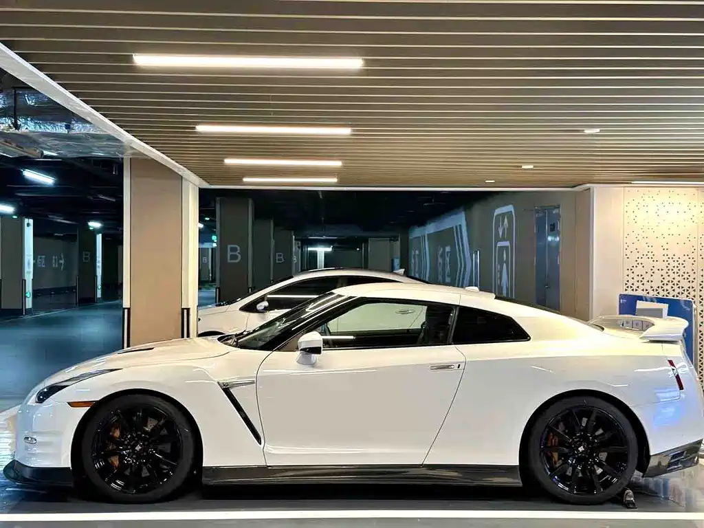 Nissan GT-R 2011 — фото 9