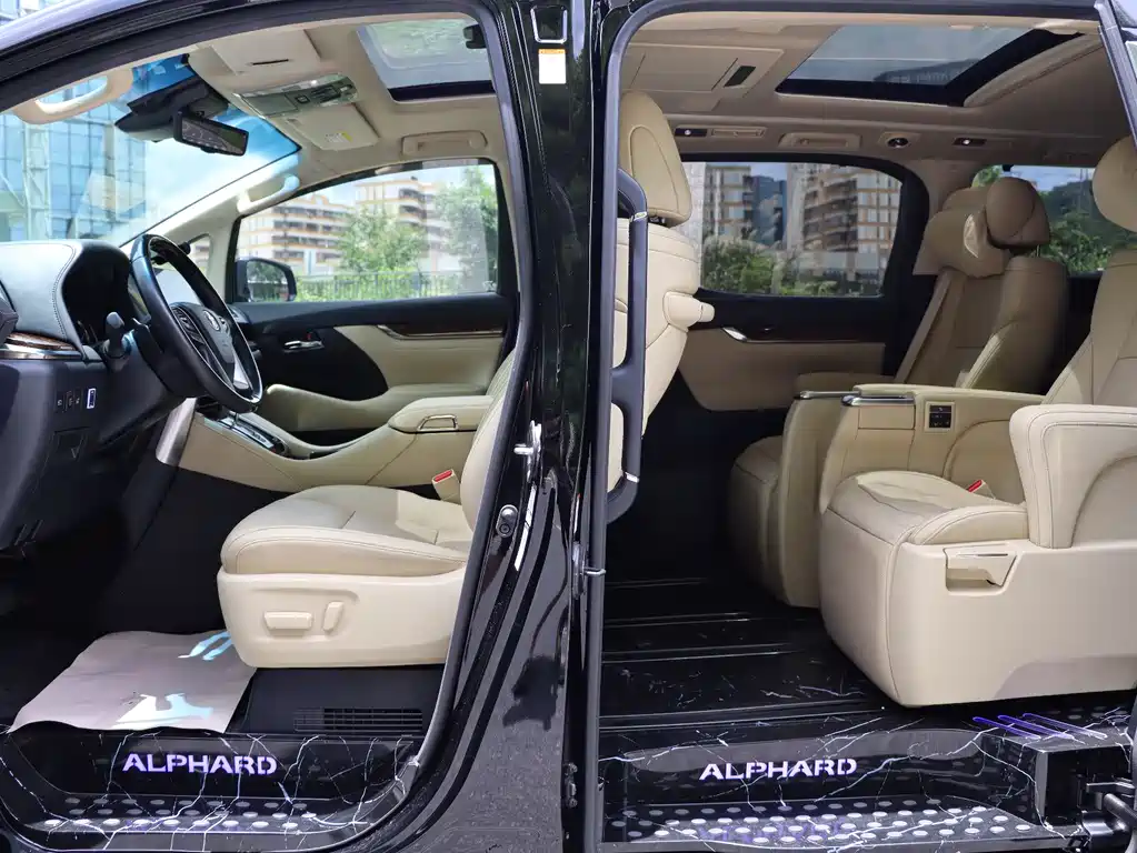 Toyota Alphard 2022 — фото 12