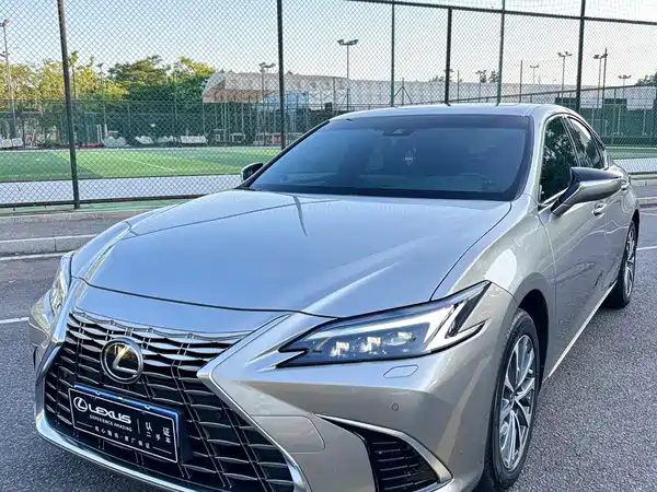 Lexus ES 2025