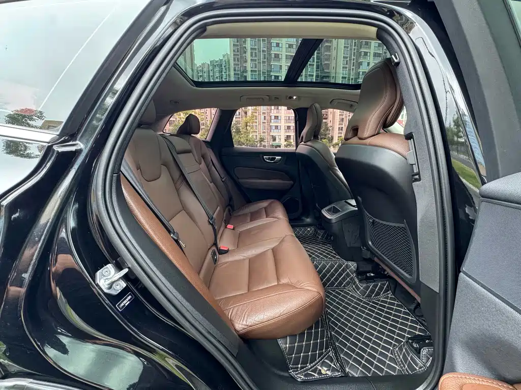 Volvo XC60 2019 — фото 14