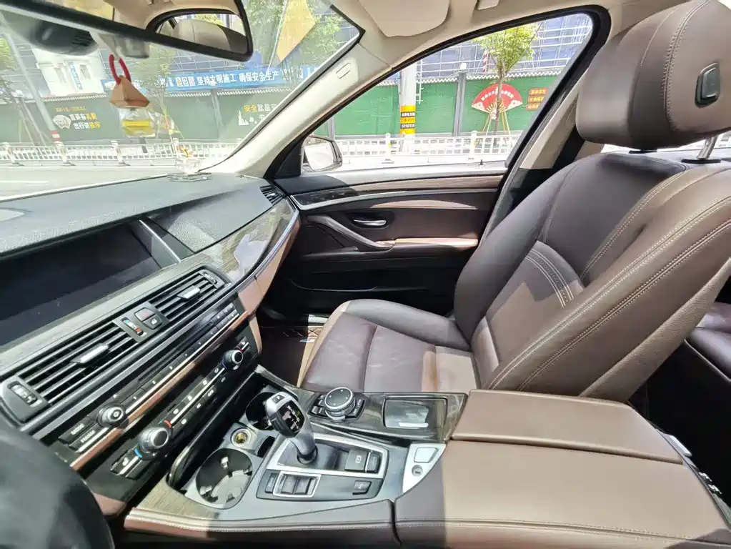 BMW 5 Series 2016 — фото 15