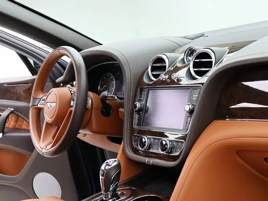 Bentley Bentayga 2019 — фото 14