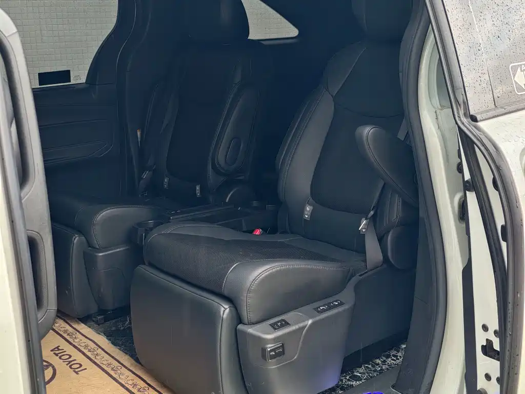 Toyota Sienna 2023 — фото 12
