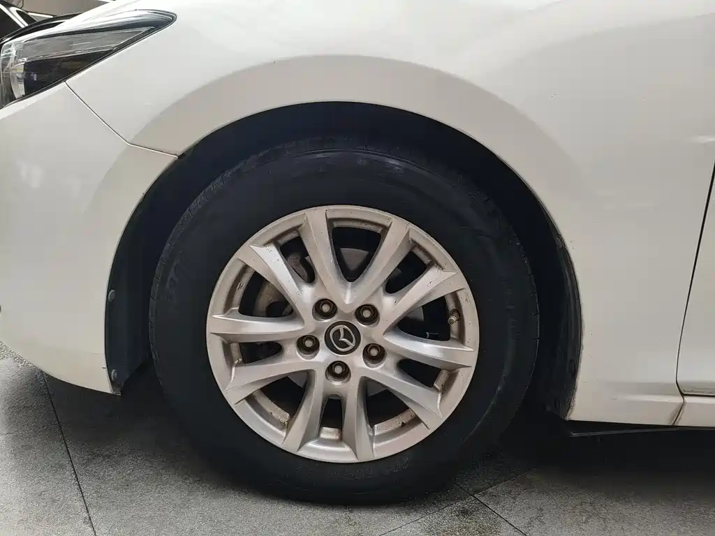 Mazda 3 Axela 2018 — фото 15
