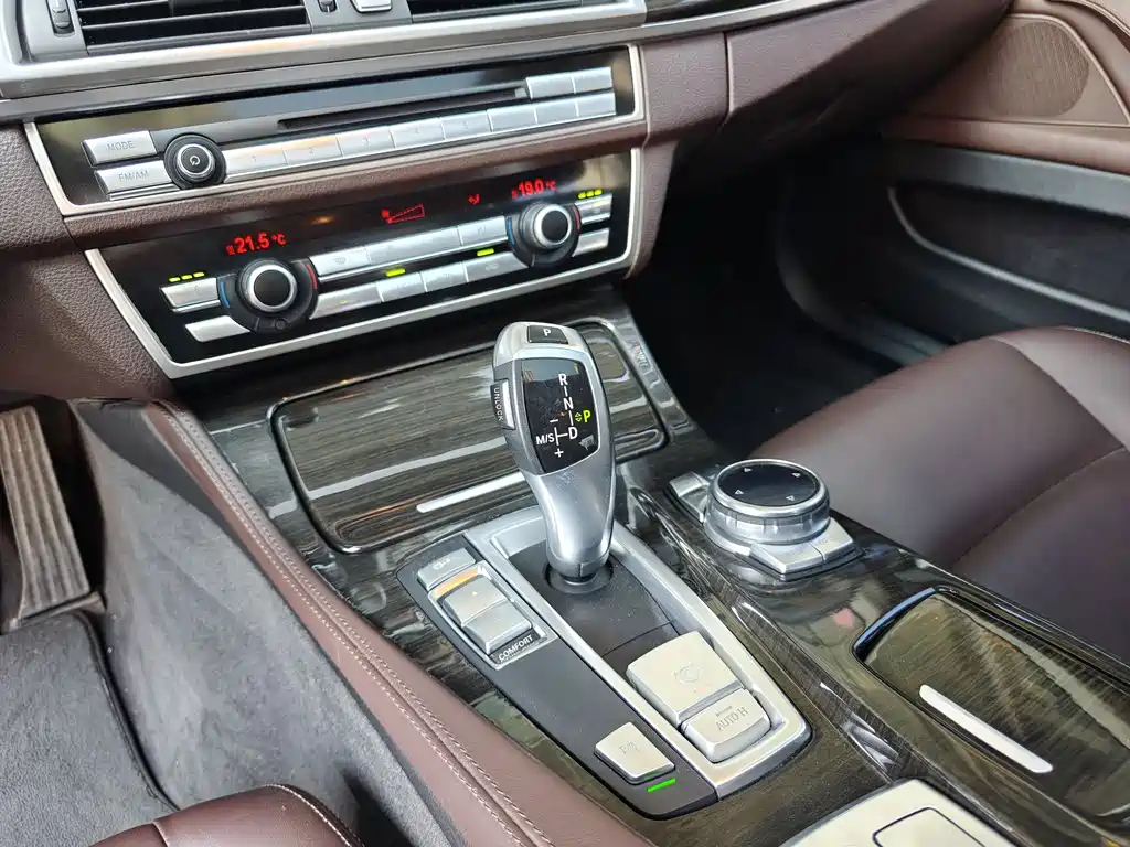 BMW 5 Series 2015 — фото 18