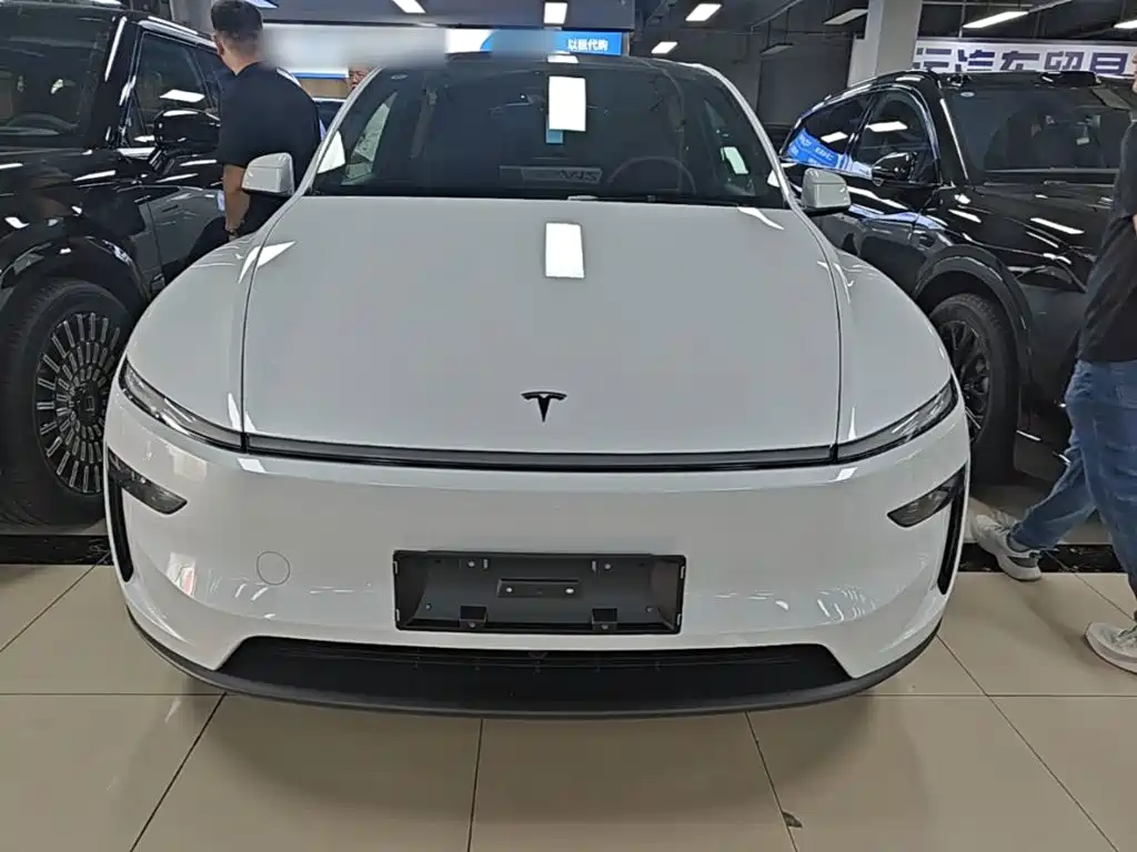 Tesla Model Y L 2026 — фото 3
