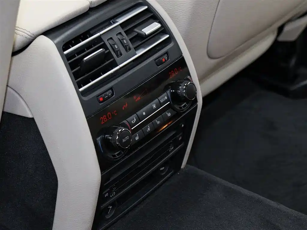 BMW 7 Series 2012 — фото 11
