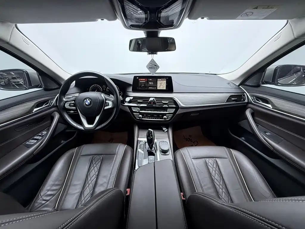 BMW 5 Series 2019 — фото 23
