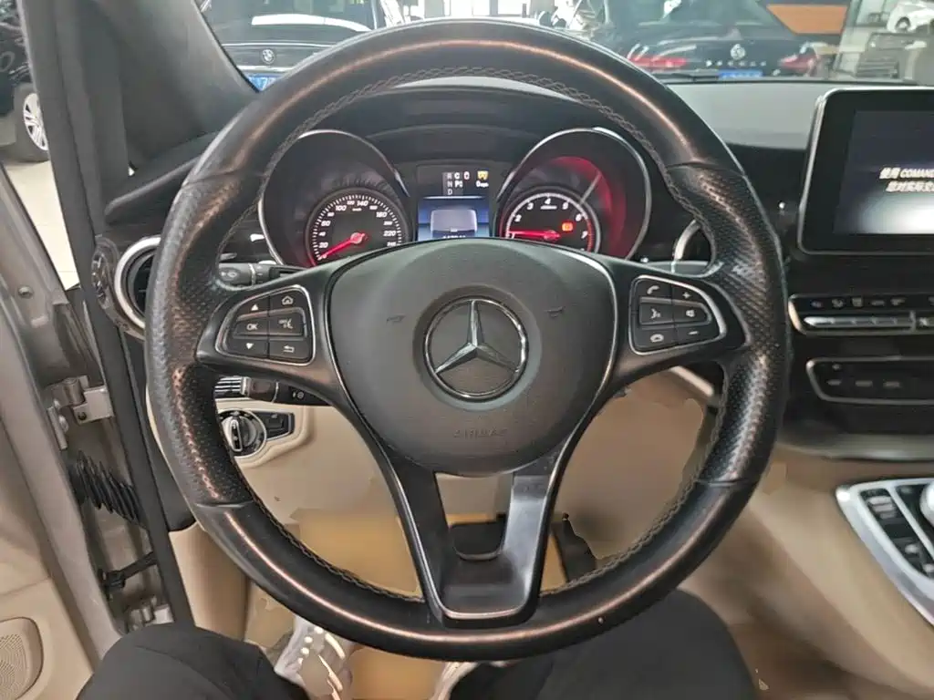 Mercedes-Benz V-Class 2017 — фото 11