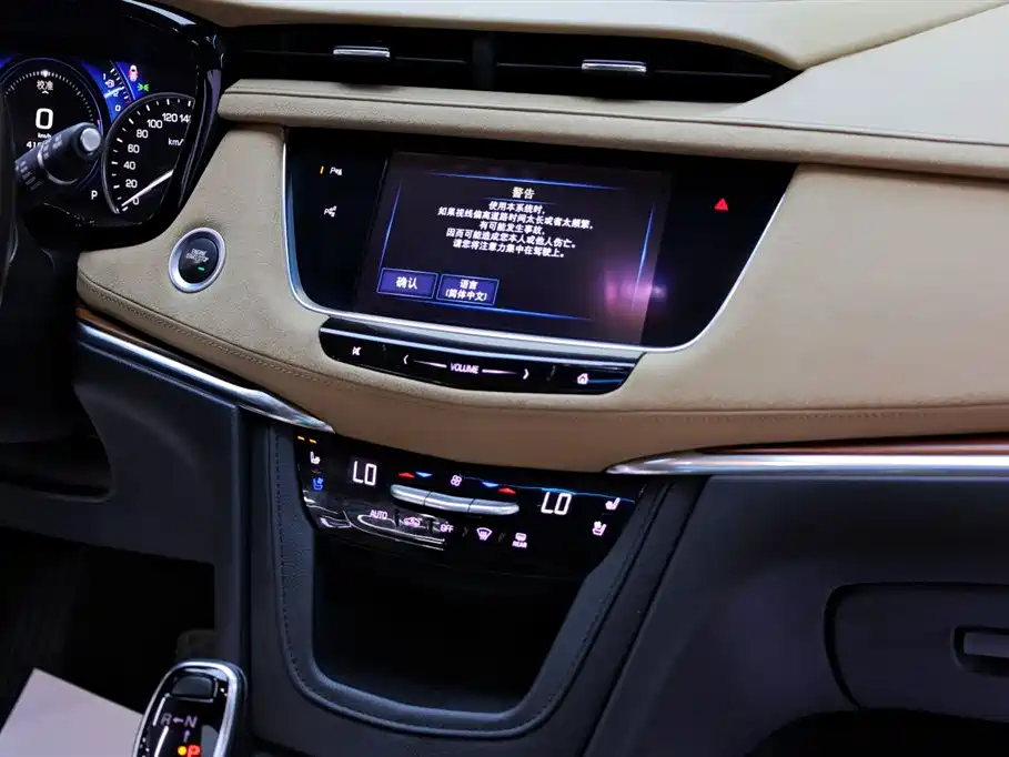 Cadillac XT5 2017 — фото 20