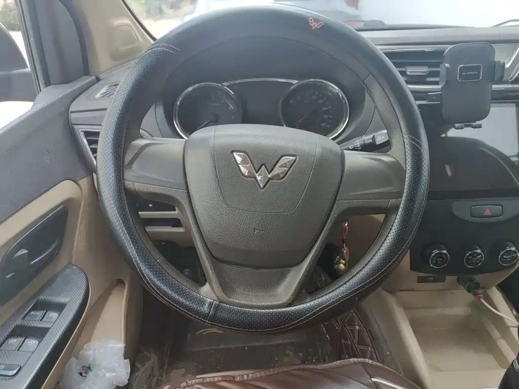 Wuling Hongguang 2015