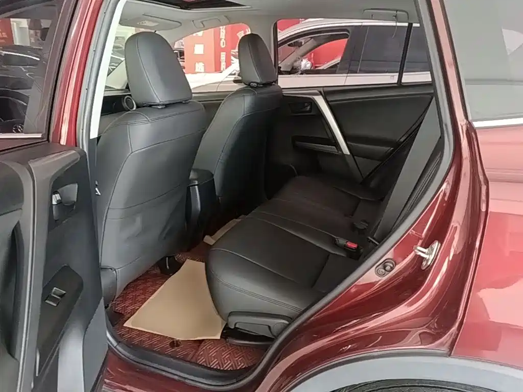 Toyota RAV4 2017 — фото 17