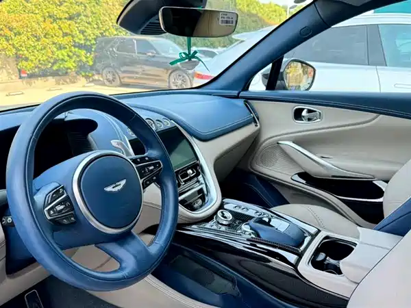 Aston Martin DBX 2023